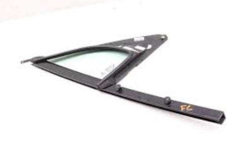 شیشه لچکی در عقب پورشه ماکان سمت چپ